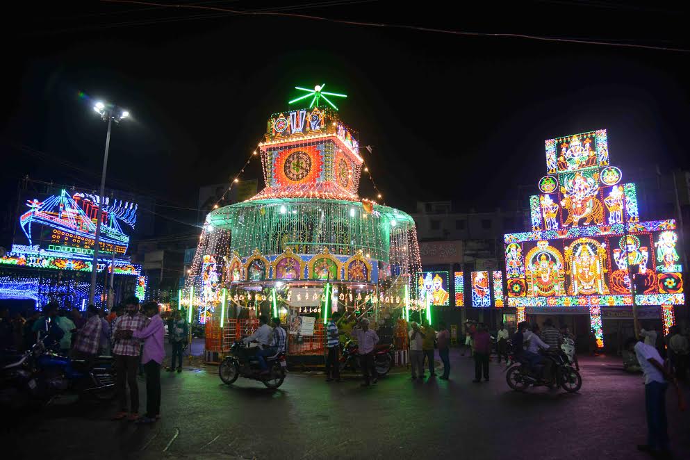 à°¦à±‡à°µà±€ à°šà±Œà°•à± à°µà°¦à±à°¦ à°¦à±€à°ªà°¾à°²à°¤à±‹ à°…à°²à°‚à°•à°°à°¿à°‚à°šà°¿à°¨ à°°à°¥à°‚